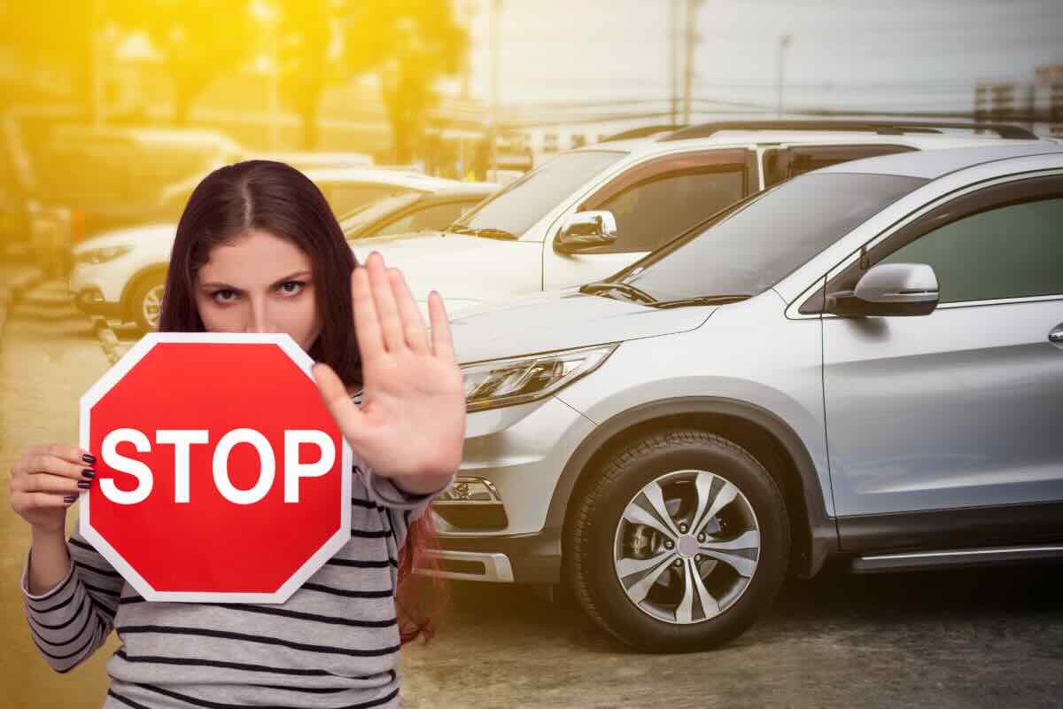 auto parcheggiate e donna con stop