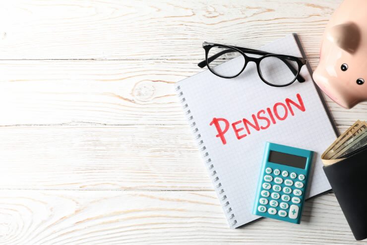 foglio pension, calcolatrice, occhiali, porcellino