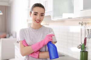 Donna con flacone spray in mano