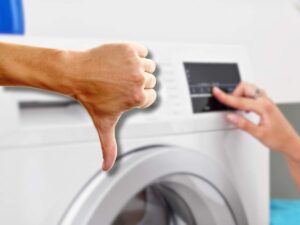sfondo lavatrice mano con pollice in giù