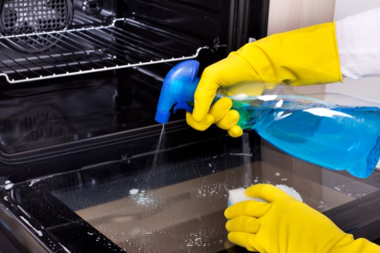 pulire con spray forno