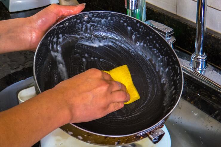 pulire padella 