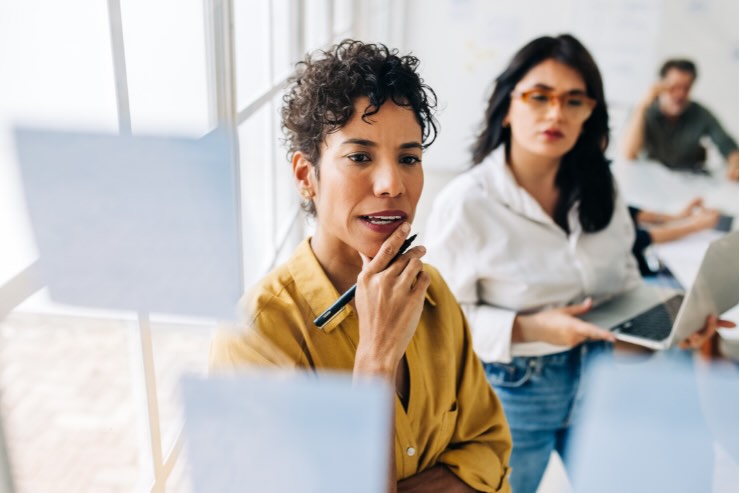 donne che parlano con pc e fogli