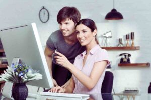 coppia che guarda pc
