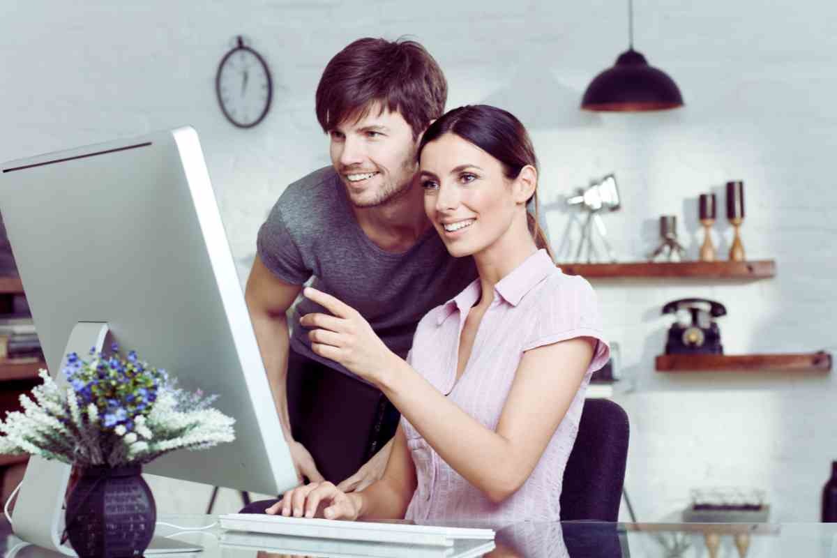 coppia che guarda pc
