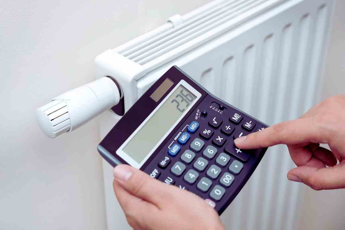 calcolatrice vicino a termosifone