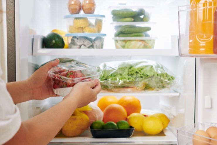 mettere cibo in frigo