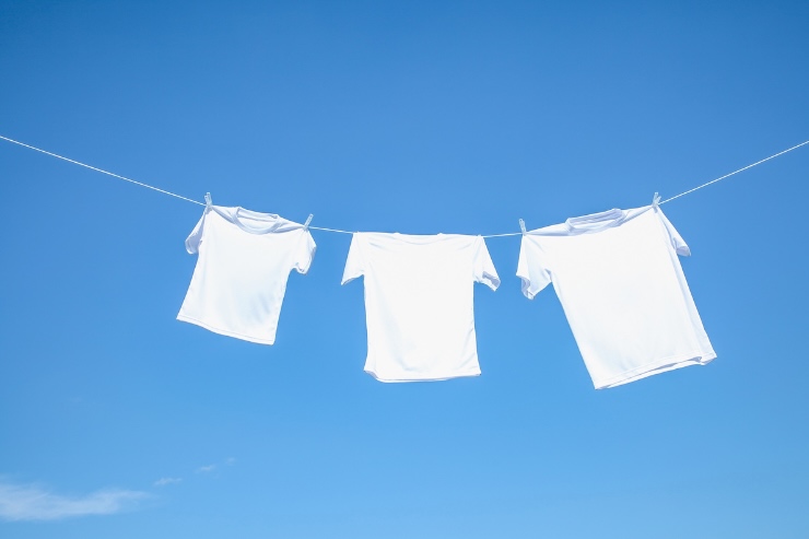 tre maglie bianche stese al sole