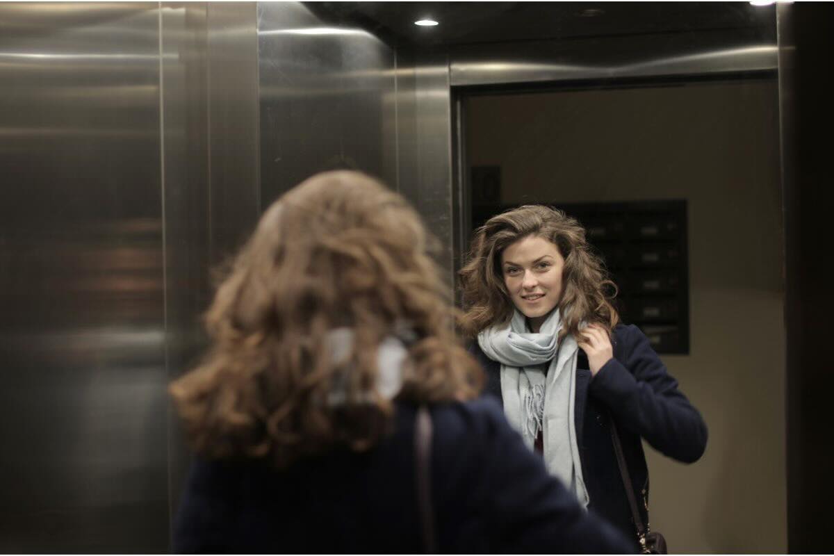 Donna in ascensore specchio