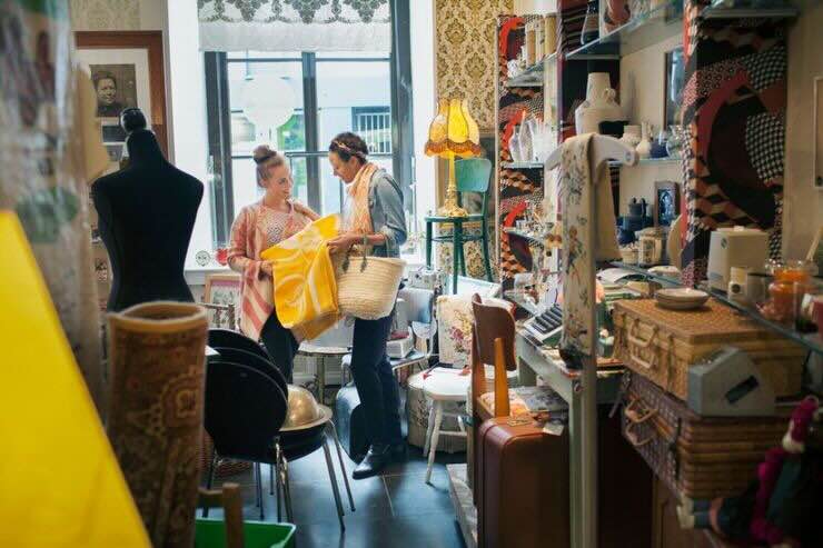 Due donne in un negozietto vintage