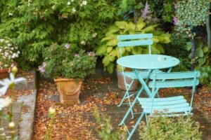 giardino con foglie e tavolo e sedie