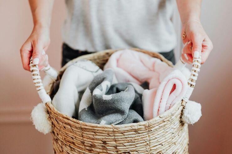 Cesta con coperte 