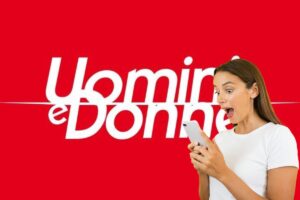 logo uomini e donne e donna sorpresa a telefono
