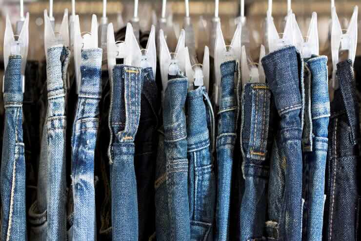 jeans appesi