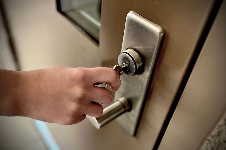Aprire la porta con chiave 