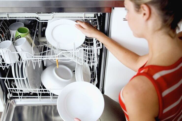 Donna carica lavastoviglie