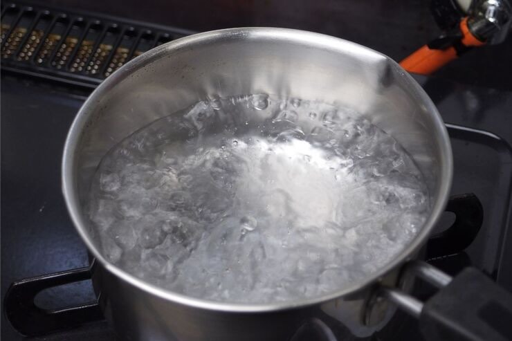 Pentola con acqua che bolle 