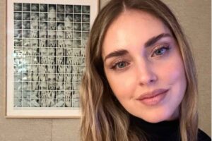Chiara Ferragni con quadro