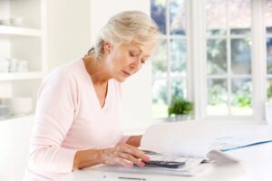 Donna legge documento