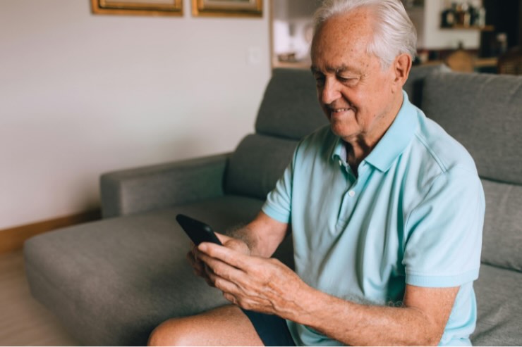 uomo anziano allo smartphone 